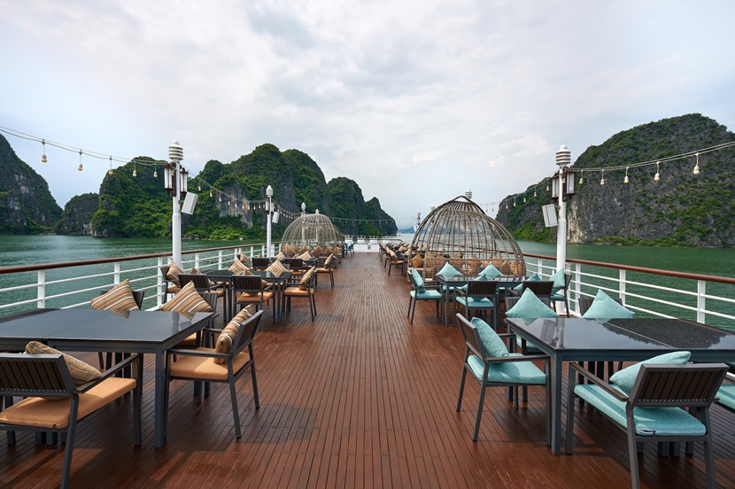 Sundeck trên du thuyền nhà hàng 5 sao Paradise Delight Hạ Long